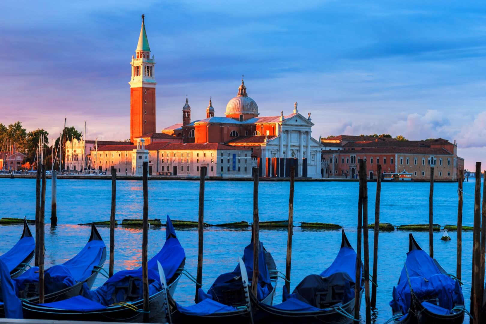 gondolas-in-the-grand-canal-at-sunset-venice