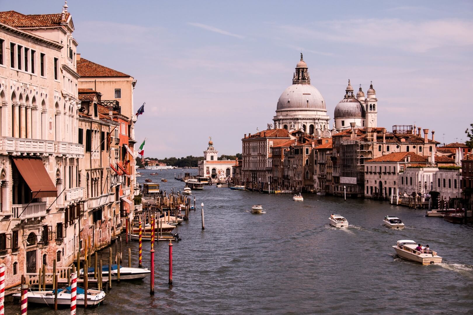 mesmerizing-shot-capturing-the-beauty-of-basilica-di-santa-maria-della-salute-venice-italy